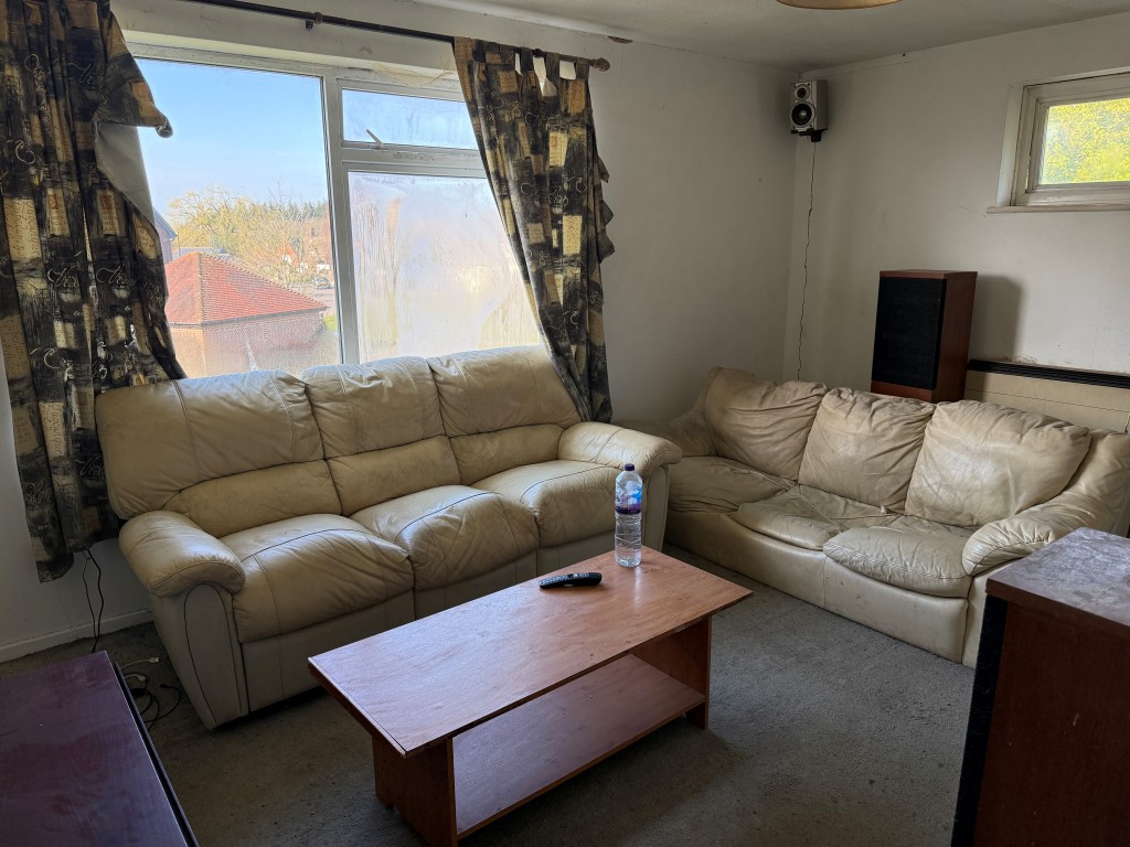 Lot: 134 - TWO-BEDROOM FLAT WITH GARAGE IN NEED OF UPDATING - Living room with window
